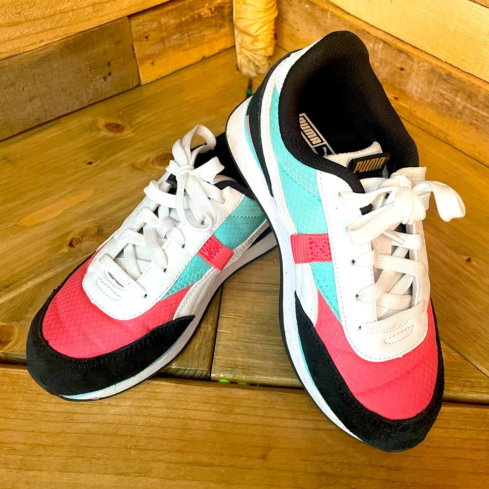 Girls Puma future rider sneakers- like new! Size 3